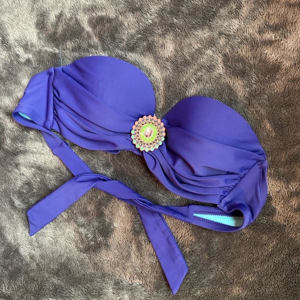 Strapless bikini top with center jewel